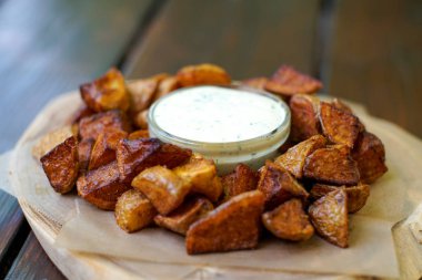 Restoran masasında sos.