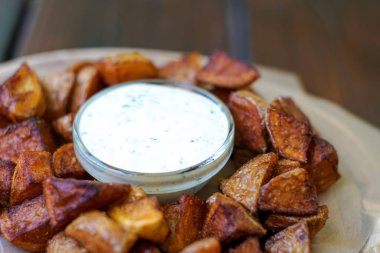 Restoran masasında sos.