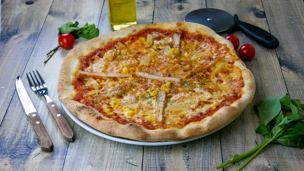 Pizza Stole Restauracyjnym — Zdjęcie stockowe