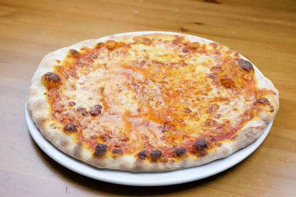 Pizza Sur Une Table Restaurant — Photo