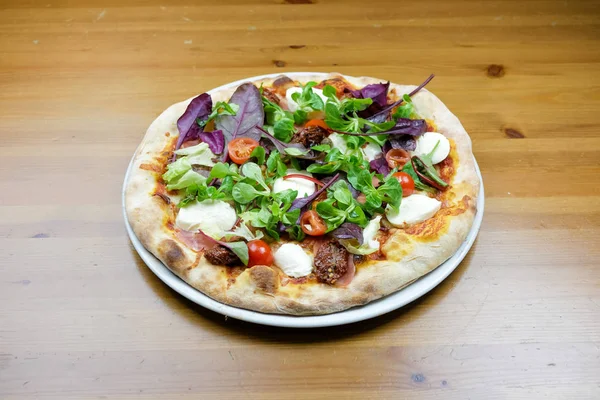 Restoran masasında pizza.