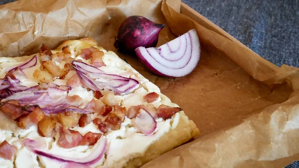 Restoran masasında pizza dilimleri.