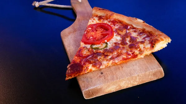 Restoran masasında pizza dilimleri.