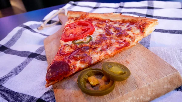 Fatias Pizza Uma Mesa Restaurante — Fotografia de Stock