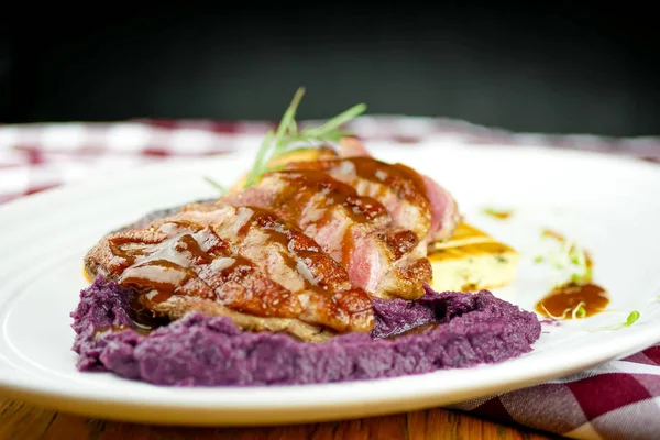 Restoran masasında domuz eti tabağı.