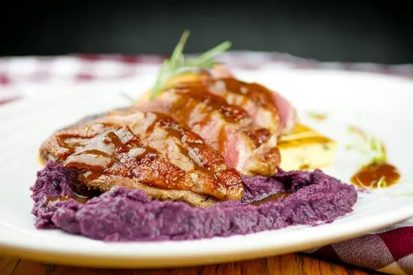 Schweinefleisch Auf Einem Restauranttisch — Stockfoto