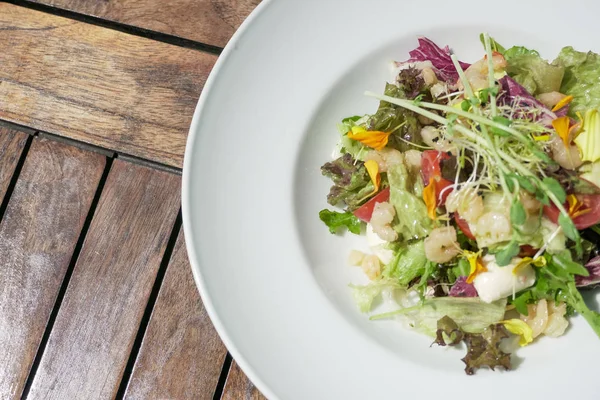 Salade Een Restauranttafel — Stockfoto