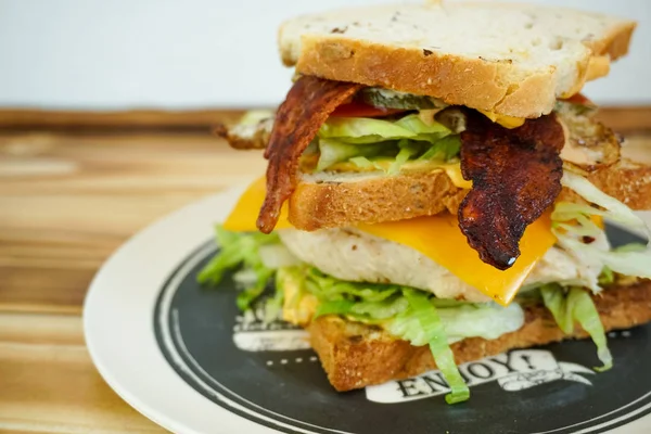 Restoran masasında sandviç.