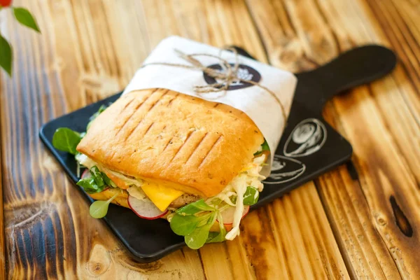 Restoran masasında sandviç.