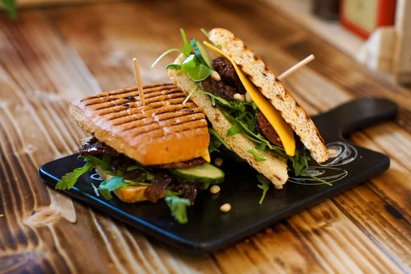 Restoran masasında sandviç.