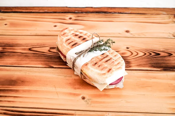 餐桌上的三明治 — 图库照片