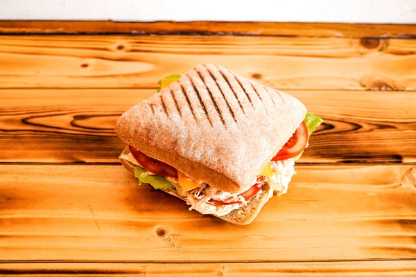 餐桌上的三明治 — 图库照片