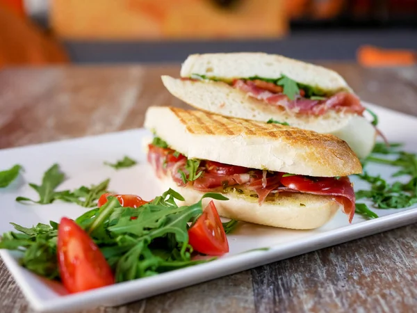 Restoran masasında sandviç.