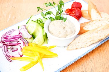 Restoran masasında sos.