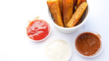 Restoran masasında sos.