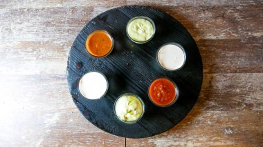 Restoran masasında sos.