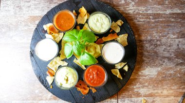 Restoran masasında sos.