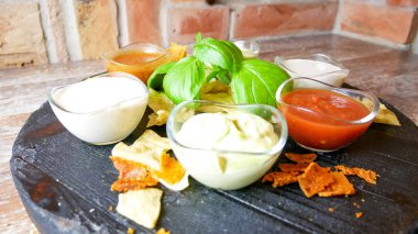 Restoran masasında sos.