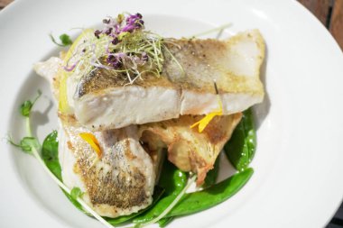 Restoran masasında deniz ürünleri.