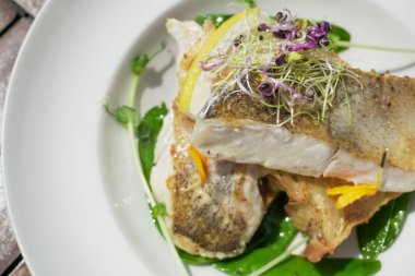 Restoran masasında deniz ürünleri.