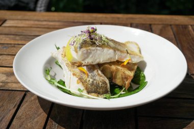 Restoran masasında deniz ürünleri.