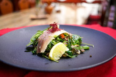 Restoran masasında deniz ürünleri.