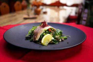 Restoran masasında deniz ürünleri.