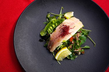 Restoran masasında deniz ürünleri.