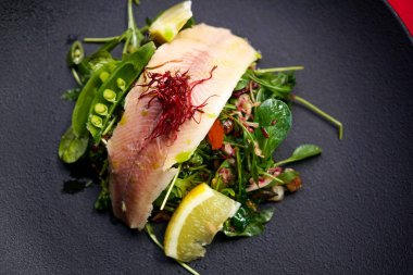 Restoran masasında deniz ürünleri.