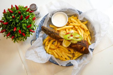 Restoran masasında deniz ürünleri.