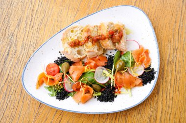 Restoran masasında deniz ürünleri.