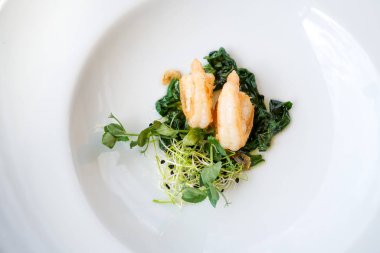 Restoran masasında deniz ürünleri.