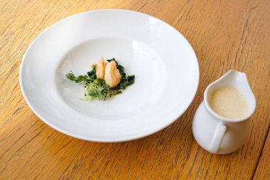 Restoran masasında deniz ürünleri.