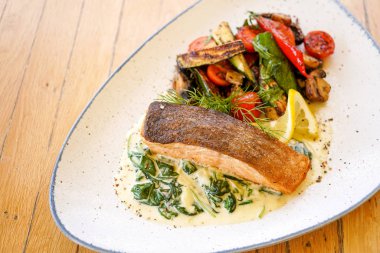 Restoran masasında deniz ürünleri.