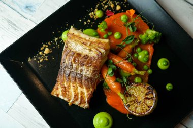 Restoran masasında deniz ürünleri.