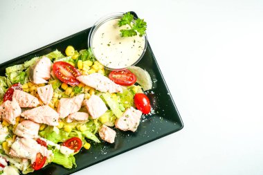 Restoran masasında deniz ürünleri.