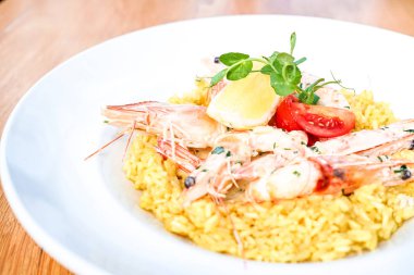 Restoran masasında deniz ürünleri.