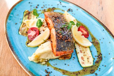 Restoran masasında deniz ürünleri.