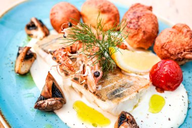 Restoran masasında deniz ürünleri.