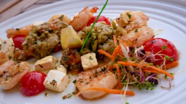 Restoran masasında deniz ürünleri.