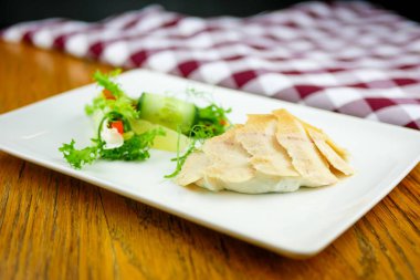 Restoran masasında deniz ürünleri.