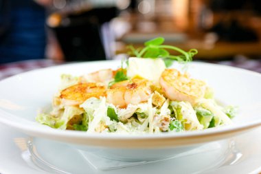 Restoran masasında deniz ürünleri.