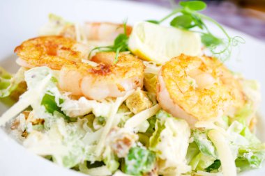 Restoran masasında deniz ürünleri.