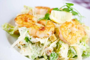 Restoran masasında deniz ürünleri.