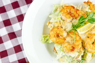 Restoran masasında deniz ürünleri.