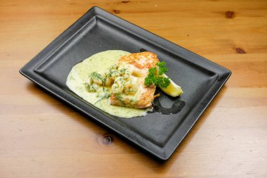 Restoran masasında deniz ürünleri.