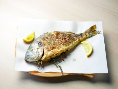 Restoran masasında deniz ürünleri.