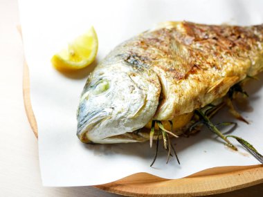 Restoran masasında deniz ürünleri.