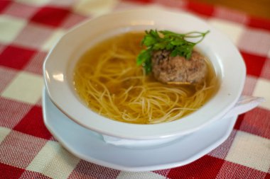 Restoran masasında çorba.