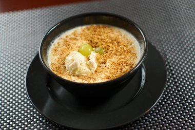 Restoran masasında çorba.